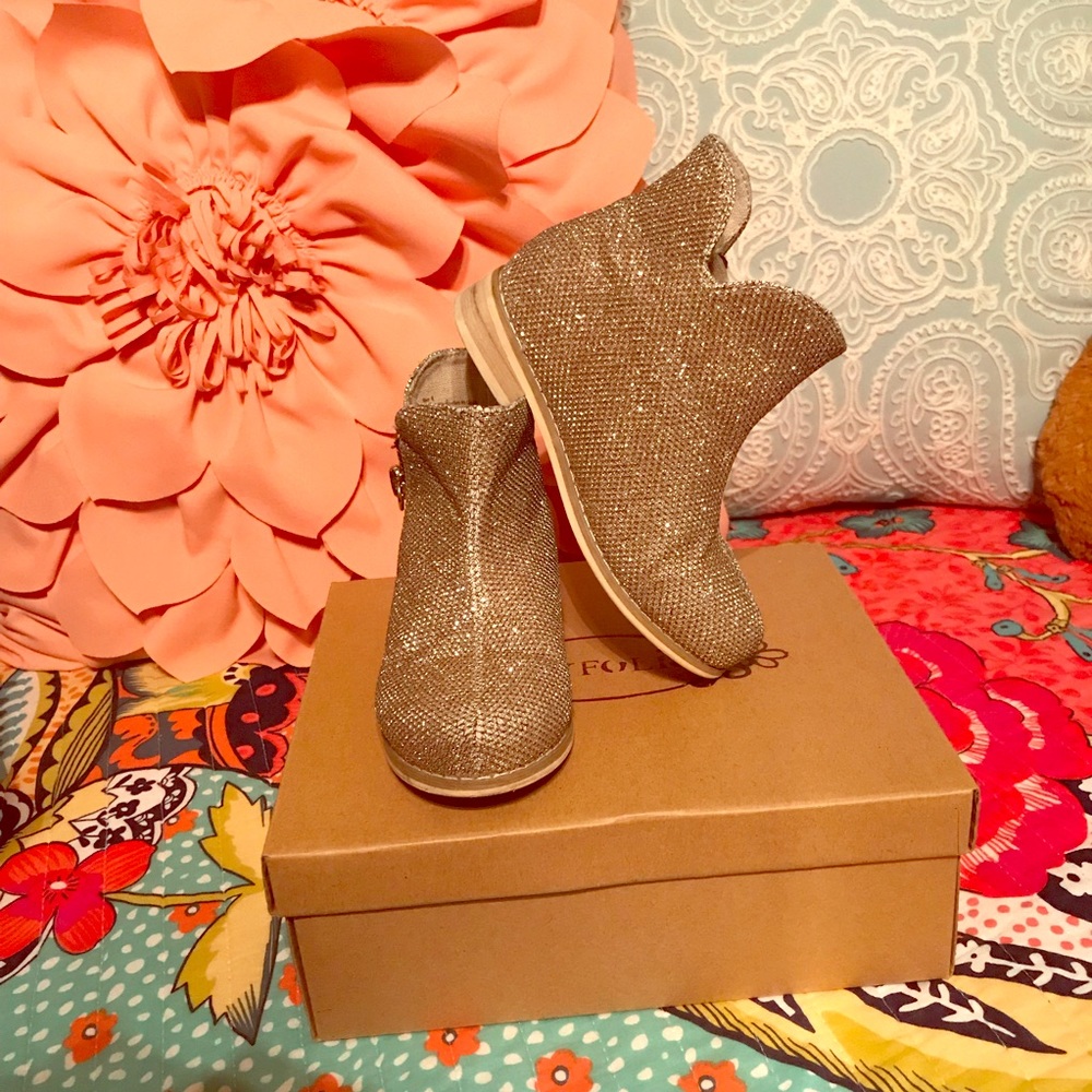 Joyfolie Kaitlin Booties in Gold size 8